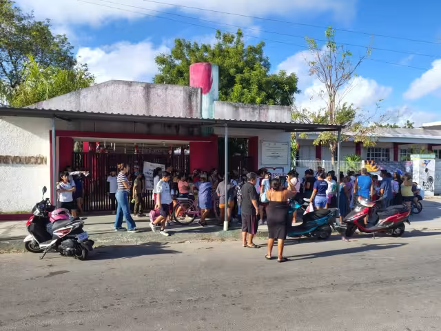 Personal de la SEQ al recibir los reportes, rompieron los candados permitiendo que alumnos y docentes ingresaran