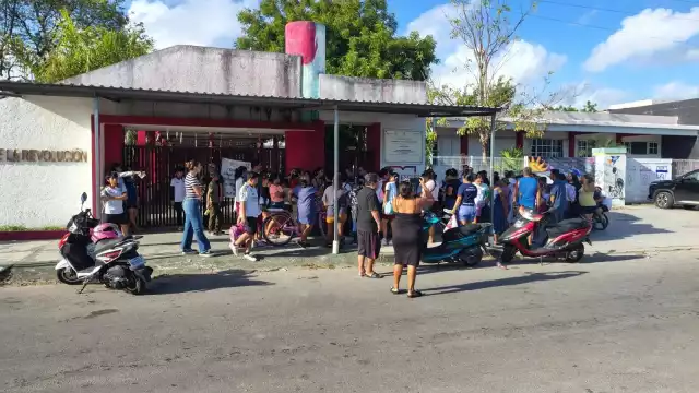 Personal de la SEQ al recibir los reportes, rompieron los candados permitiendo que alumnos y docentes ingresaran