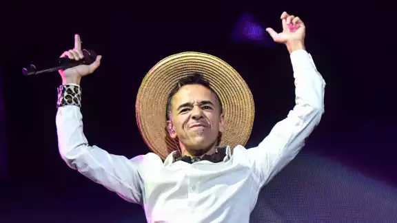 El vocalista alza la voz