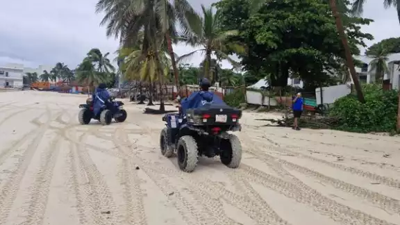 Agentes de la policía turística realizan recorridos para evitar que personas ingresen al mar durante la tormenta.