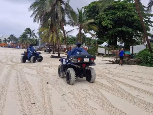 Agentes de la policía turística realizan recorridos para evitar que personas ingresen al mar durante la tormenta.