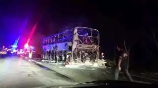 Pasajeros de un camión de ADO se salvan de un incendio en la vía Mérida-Cancún 