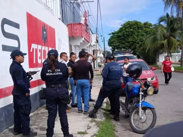 Se cree que los asaltantes lo esperan fuera del banco, ya que en cuanto salió le obligaron a retirar el dinero