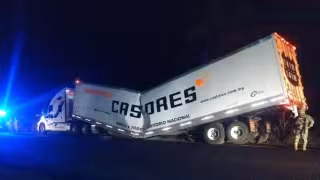 Marina de Campeche resguardó tráiler volcado para evitar rapiña 
