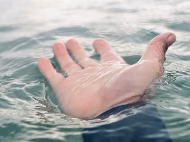 Tragedia en vacaciones de verano: Encuentran el cuerpo de un hombre flotando en playa de Cancún