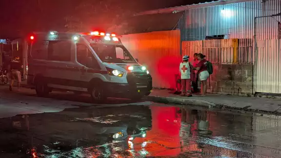 Paramédicos acudieron al lugar donde se encontraba el menor sentado en la banqueta junto a su madre Paramédicos acudieron al lugar donde se encontraba el menor sentado en la banqueta junto a su madre