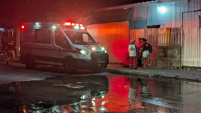 Paramédicos acudieron al lugar donde se encontraba el menor sentado en la banqueta junto a su madre