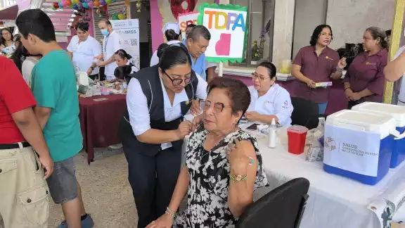 Campeche intensifica la vacunación en los 13 municipios, buscando aplicar más de 13 mil dosis. Campeche intensifica la vacunación en los 13 municipios, buscando aplicar más de 13 mil dosis.