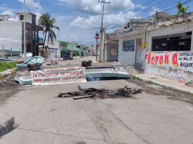 Pescadores bloquean vialidad en protesta por depredación de pulpo