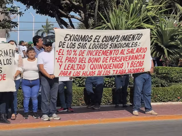 Trabajadores marchan en Ciudad del Carmen en el Día del Trabajo para exigir justicia laboral
