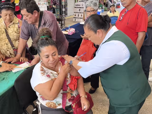 Se instalaron centros de vacunación semifijos en toda la Entidad; la meta es poner más de 13 mil dosis.