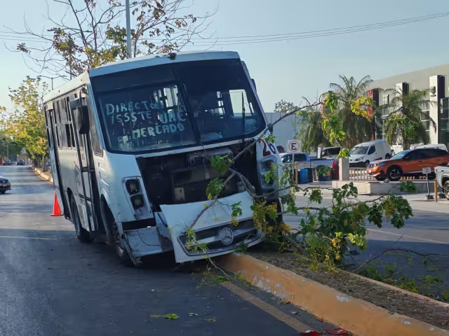 Un camión urbano chocó con un auto en la avenida Maestros Campechanos.