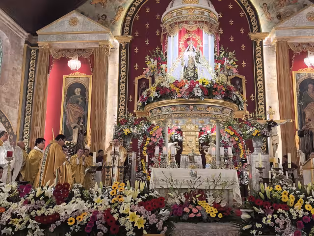 Los sacerdotes celebraron juntos la santa misa en honor a la virgen.