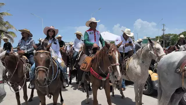 La tradicional cabalgada de la Feria del Carmen 2025 se realizó con jinetes de todo el estado.