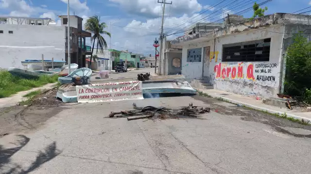 Pescadores bloquean vialidad en protesta por depredación de pulpo