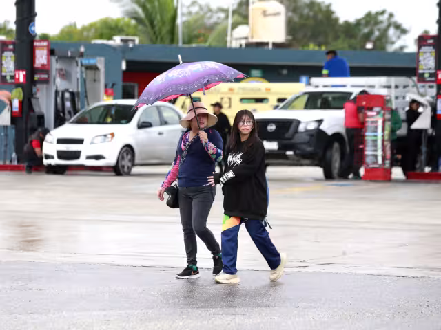En Benito Juárez se esperan temperaturas de 25 a 35 grados, con sensación térmica cercana a los 38, así como cielo medio nublado con chubascos fuertes