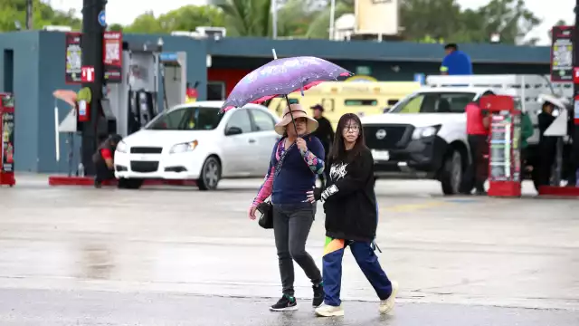 En Benito Juárez se esperan temperaturas de 25 a 35 grados, con sensación térmica cercana a los 38, así como cielo medio nublado con chubascos fuertes