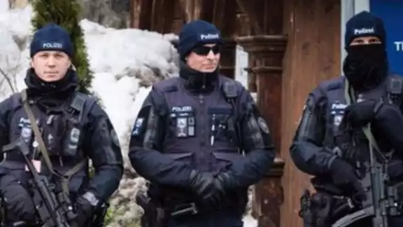 La policía Suiza desalojó de la Universidad de Ginebra a un grupo de estudiantes que realizaban una protesta pro-palestina La policía Suiza desalojó de la Universidad de Ginebra a un grupo de estudiantes que realizaban una protesta pro-palestina