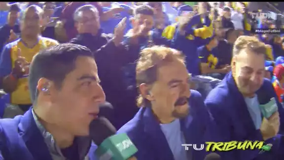 Los comentaristas estuvieron en las gradas del estadio y no su palco Los comentaristas estuvieron en las gradas del estadio y no su palco