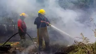 Quema de basura desata incendio en Escárcega y pone en riesgo a viviendas cercanas