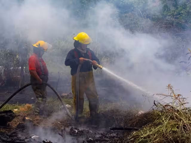 Un incendio de maleza en la colonia Salsipuedes de Escárcega puso en riesgo a familias cercanas.
