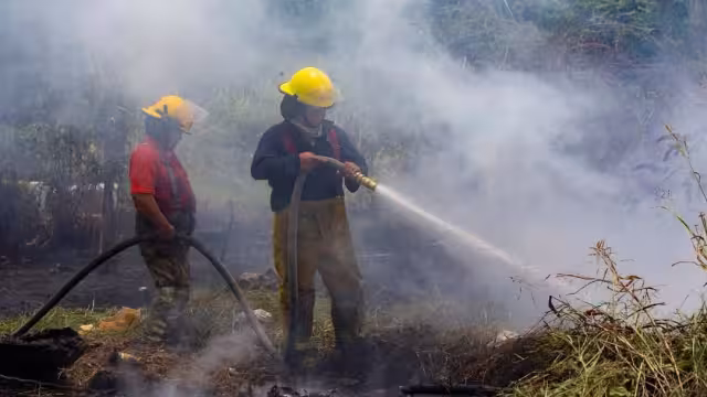 Un incendio de maleza en la colonia Salsipuedes de Escárcega puso en riesgo a familias cercanas.