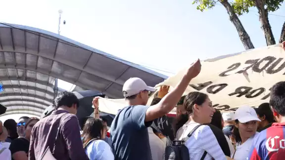 Bajo el sol, quintanarroenses asisten al evento entusiasmados