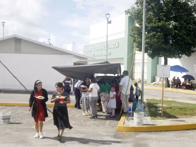 Agradecidos, los familiares se acercaron para recibir los alimentos caseros