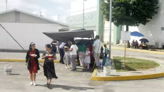 Agradecidos, los familiares se acercaron para recibir los alimentos caseros