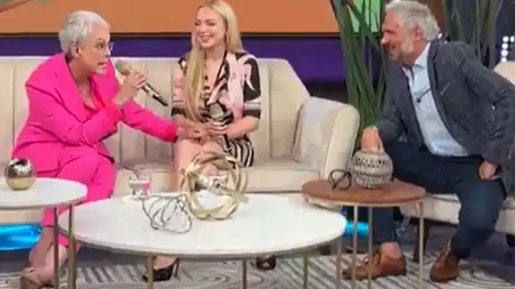 La famosa actriz tuvo un entrañable momento junto al conductor Arath de la Torre La famosa actriz tuvo un entrañable momento junto al conductor Arath de la Torre