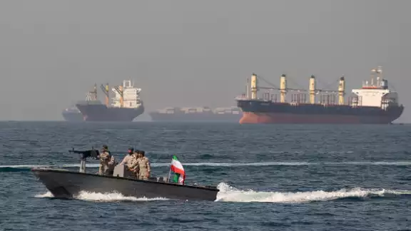 El estrecho de Ormuz, al borde del cierre: Irán pone en jaque al mercado energético mundial