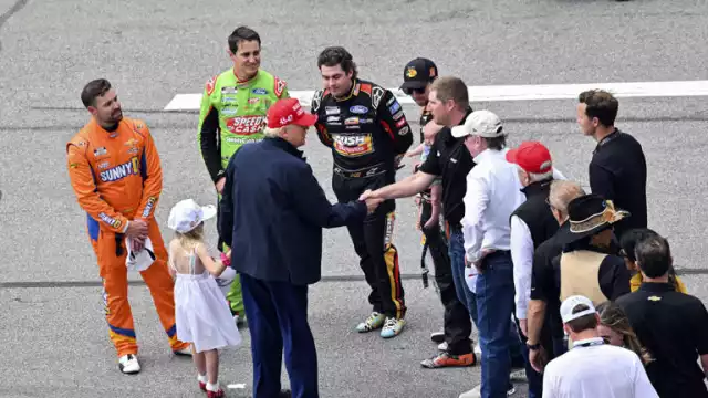 Trump saludando a los pilotos de Nascar