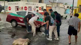 Fuertes lluvias causan caos en Campeche: avenidas inundadas y vehículos varados