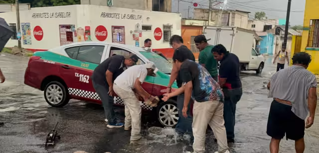 Vecinos de la colonia Pablo García ayudaron a un taxista cuyo vehículo cayó en una zanja.