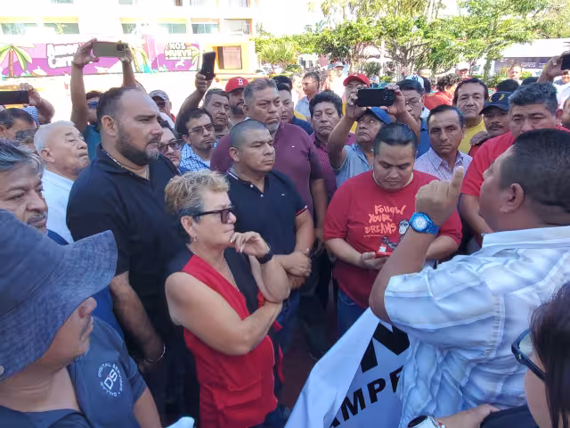 Decenas de taxistas del Movimiento Nacional Transportista (MNT) protestaron contra la ilegalidad del servicio de pochimóviles