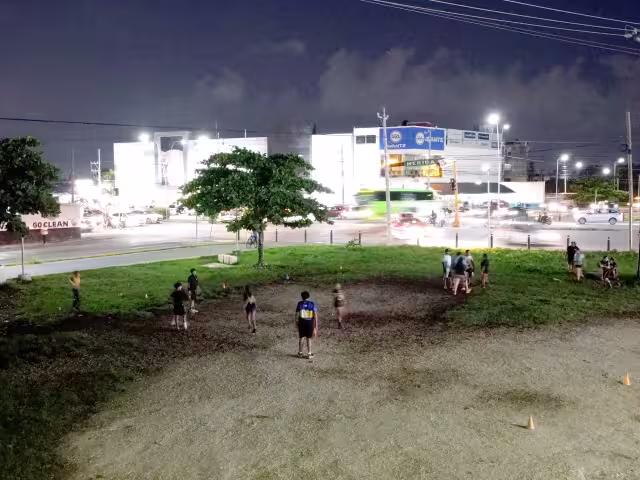 El club Acereros de Cancún tuvo que adaptarse a practicar en el camellón entre las avenidas Chac Mool y José López Portillo