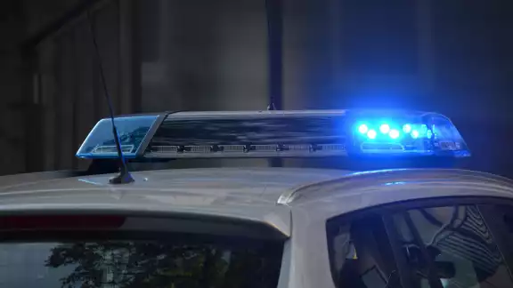 Detienen a policía en la CDMX tras disparar a un motociclista luego de una riña