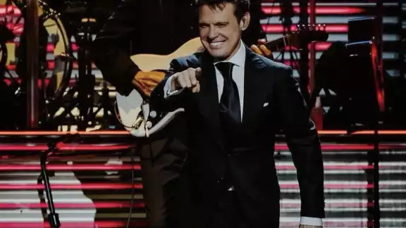 Luis Miguel se notó visiblemente molestó por algunos inconvenientes técnicos surgidos durante su presentación en la ciudad de Toluca