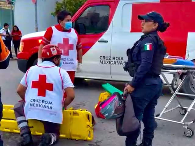 El día del percance, paramédicos de la Cruz Roja atendieron al joven.
