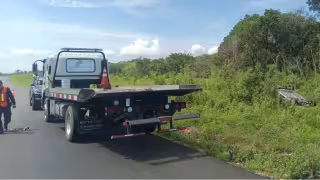 Septuagenaria pierde el control de su vehículo tras el estallido de una llanta y sale de la carpeta