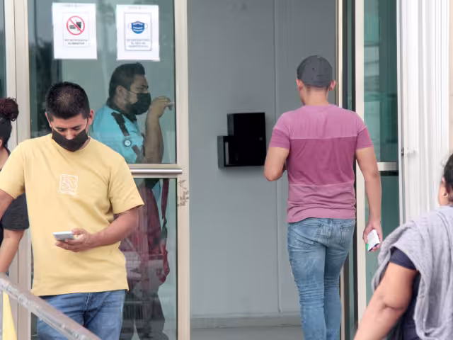 La incidencia de la enfermedad es alta, en sitios cerrados