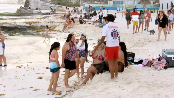 Guardavidas reconocen que son pocos, en comparación con el número de bañistas que acuden diariamente. Destacan alto consumo de alcohol de los visitantes