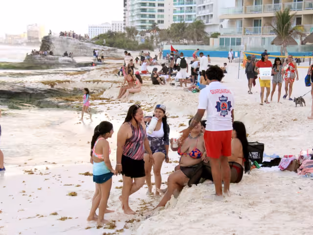 Guardavidas reconocen que son pocos, en comparación con el número de bañistas que acuden diariamente. Destacan alto consumo de alcohol de los visitantes