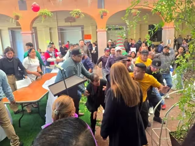 Alcalde toma protesta y huye en Edomex