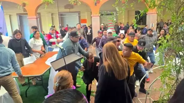 Alcalde toma protesta y huye en Edomex