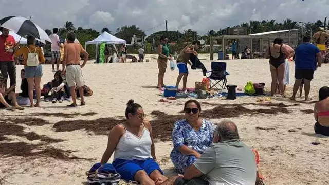 Con sillas, sombrillas, toallas, familias completas llegaron a los arenales de Progreso para disfrutar del domingo