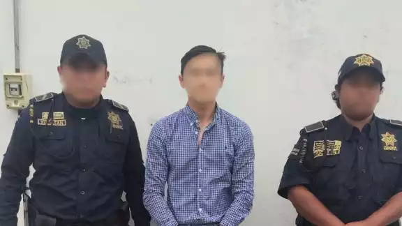 Además del arma se le aseguró una camioneta de color blanco en la que habría llegado al lugar Además del arma se le aseguró una camioneta de color blanco en la que habría llegado al lugar