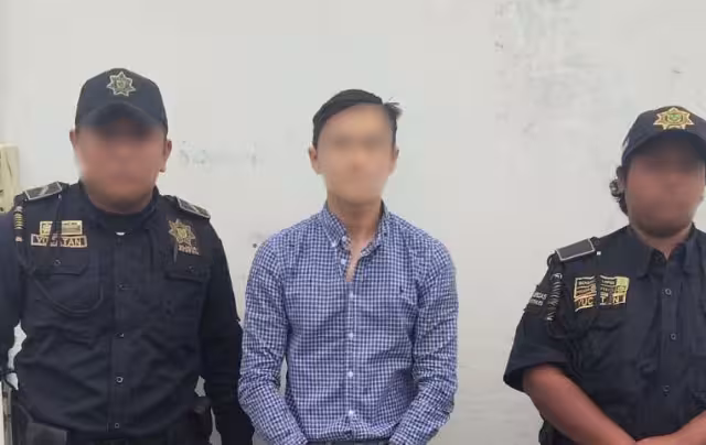 Además del arma se le aseguró una camioneta de color blanco en la que habría llegado al lugar