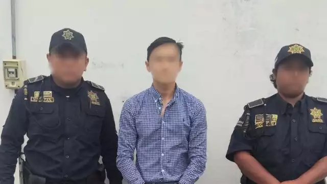 Además del arma se le aseguró una camioneta de color blanco en la que habría llegado al lugar