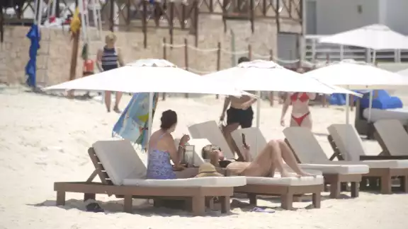 En Cancún se esperan temperaturas de hasta 37 grados centígrados en el día.